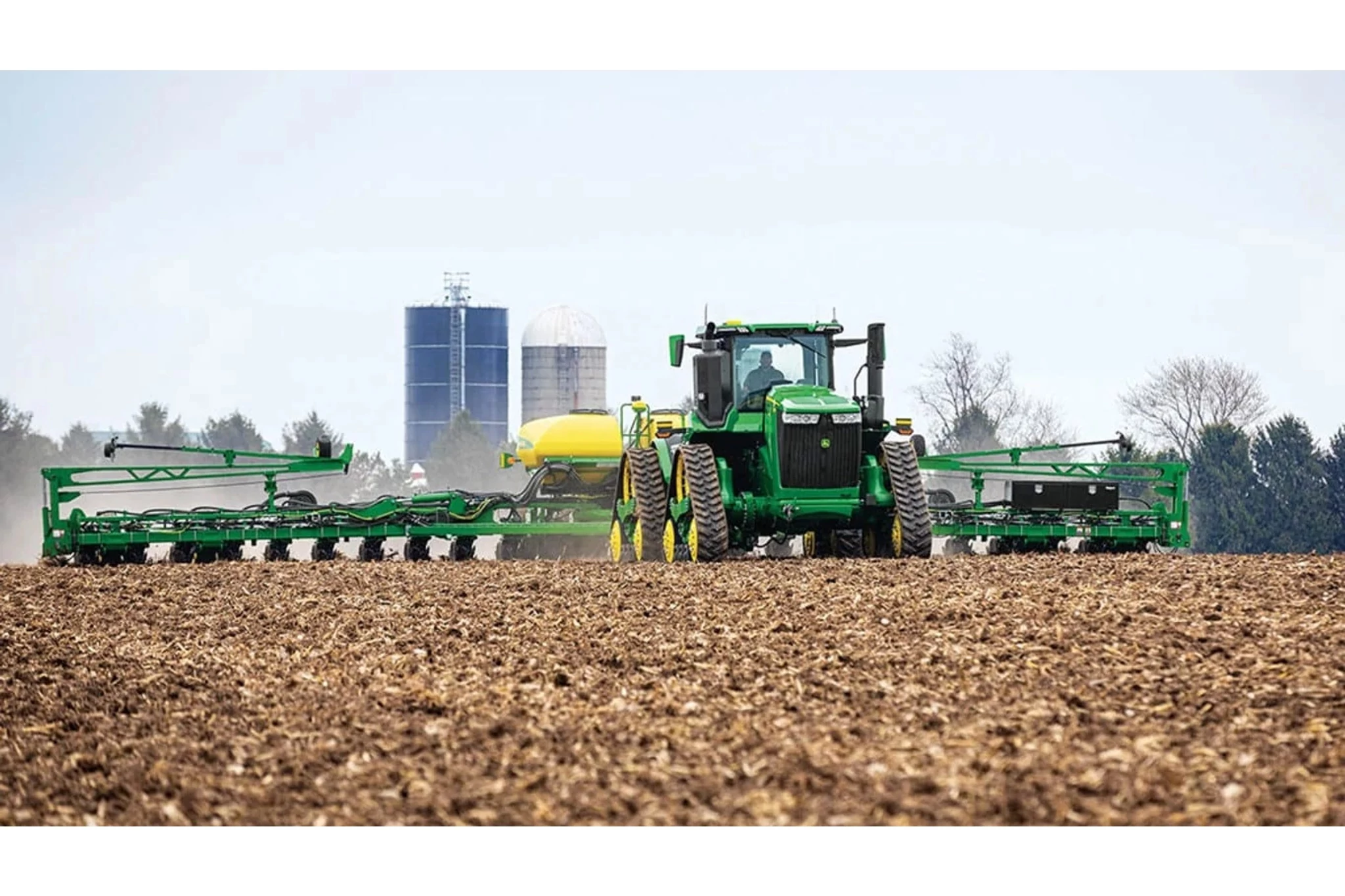 9RX 490 Tractor pulling a sprayer in a corn field