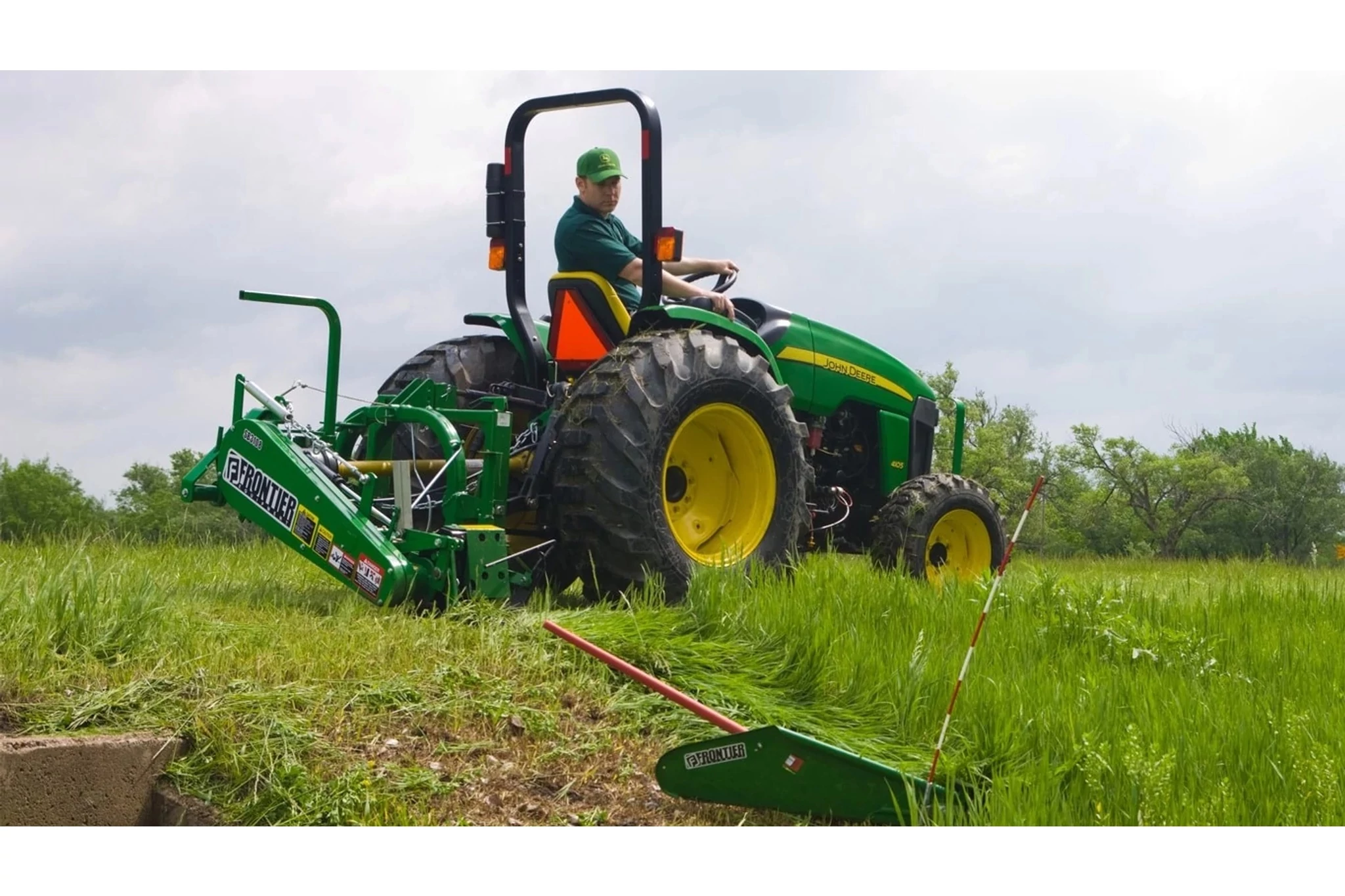 SB31 Series Sickle Bar Mower on a 4 Series Tractor cutting grass in a filed